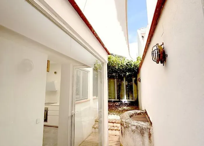 Peace And Sun In The Old Town 에스테포나