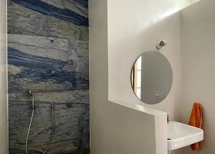 Peace And Sun In The Old Town 에스테포나