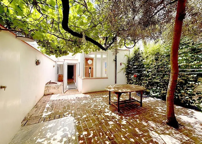 Peace And Sun In The Old Town 에스테포나